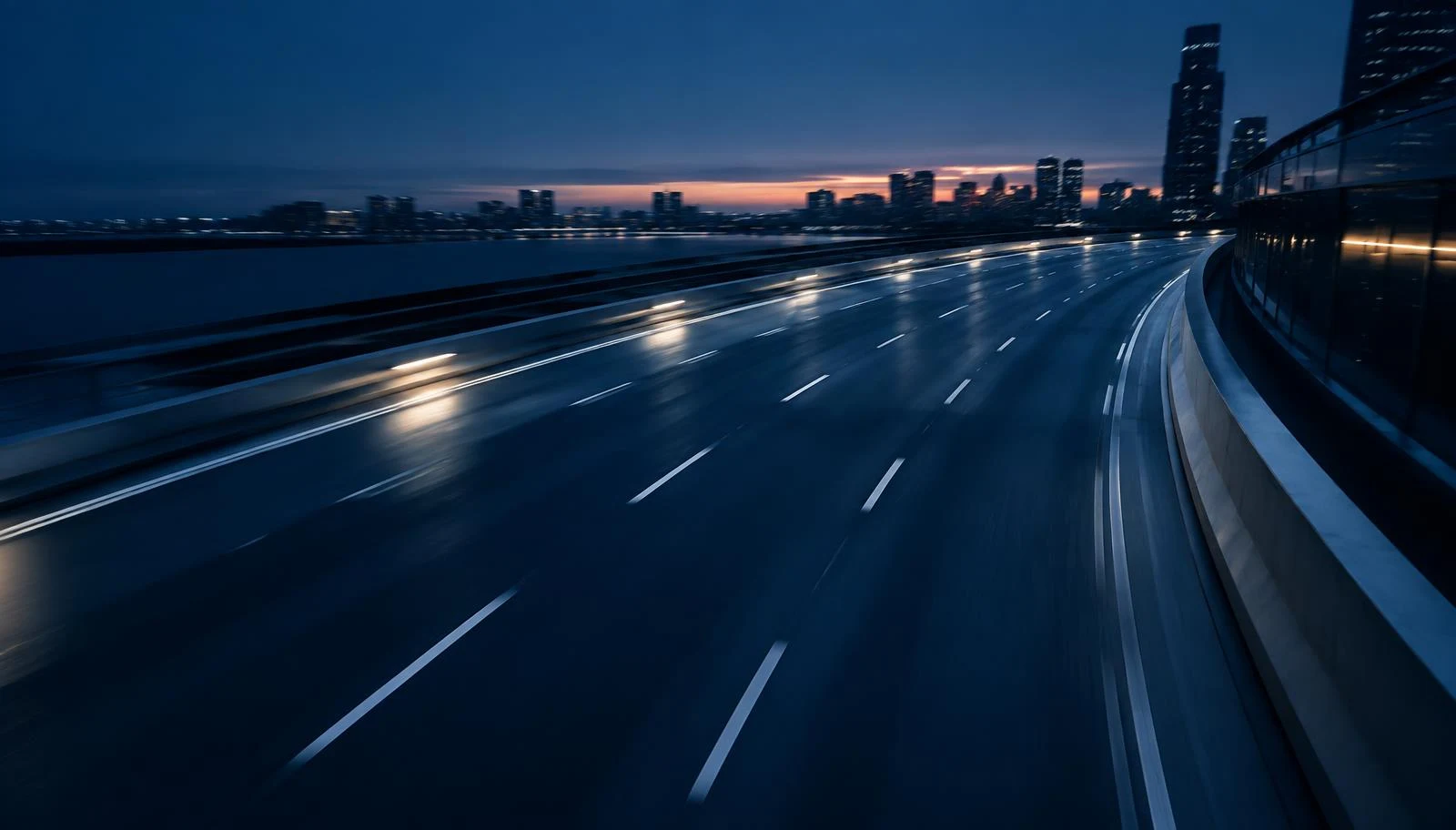 Moderne weg bij schemering